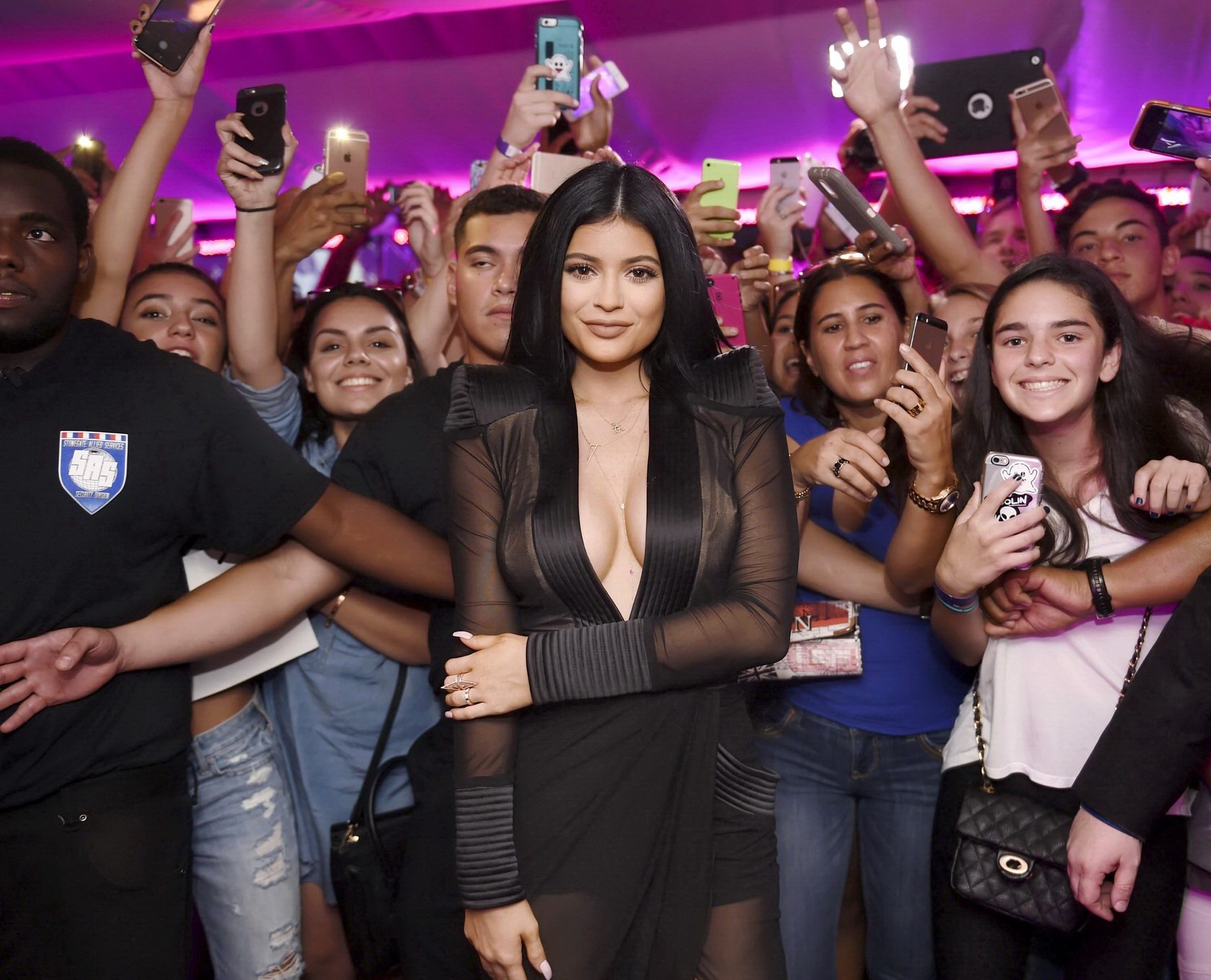 Kylie Jenner che mostra la scollatura enorme all'apertura della fabbrica di zucchero
 #75160592