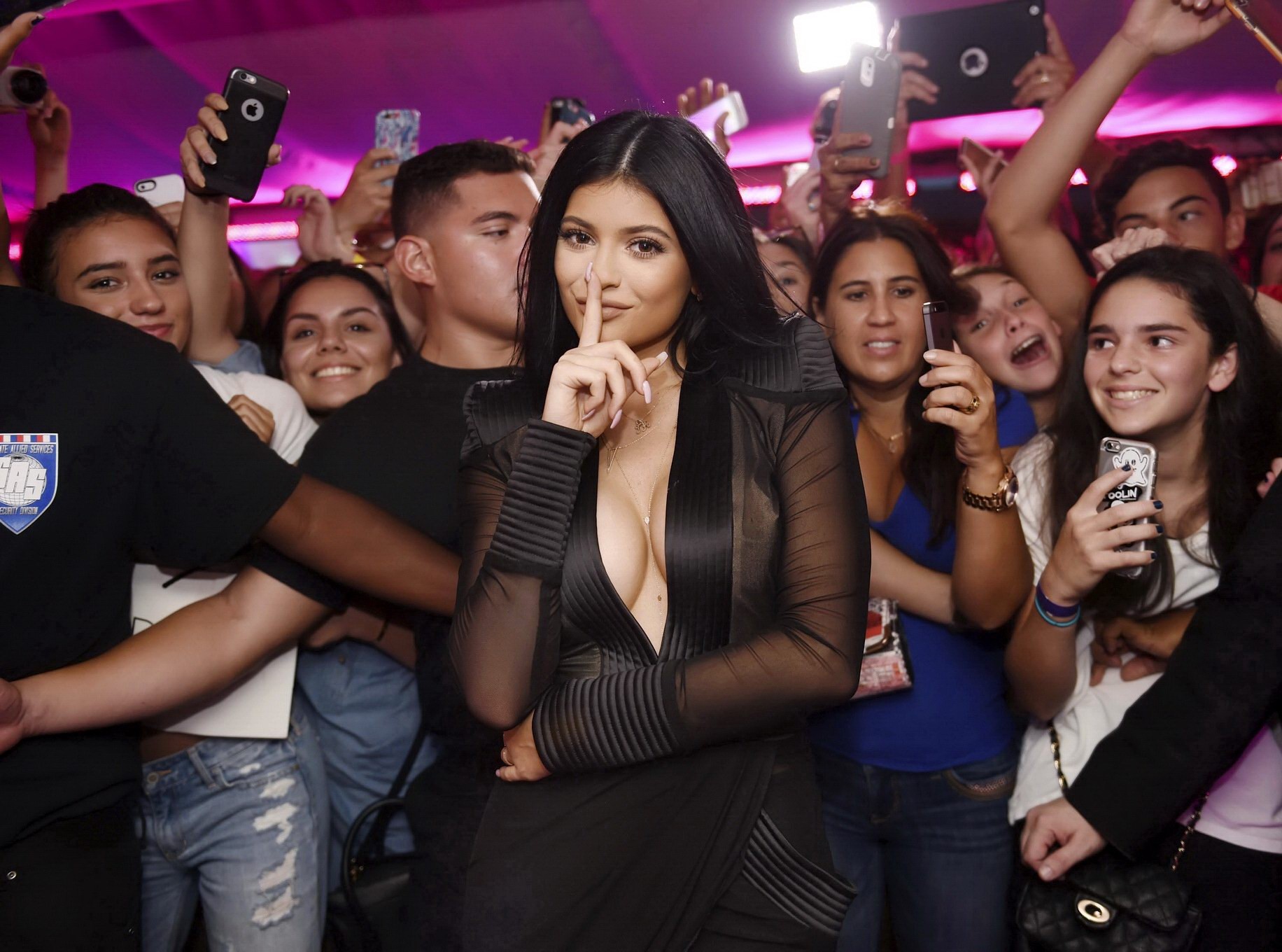 Kylie jenner zeigt riesiges Dekolleté bei der Eröffnung der Zuckerfabrik
 #75160606