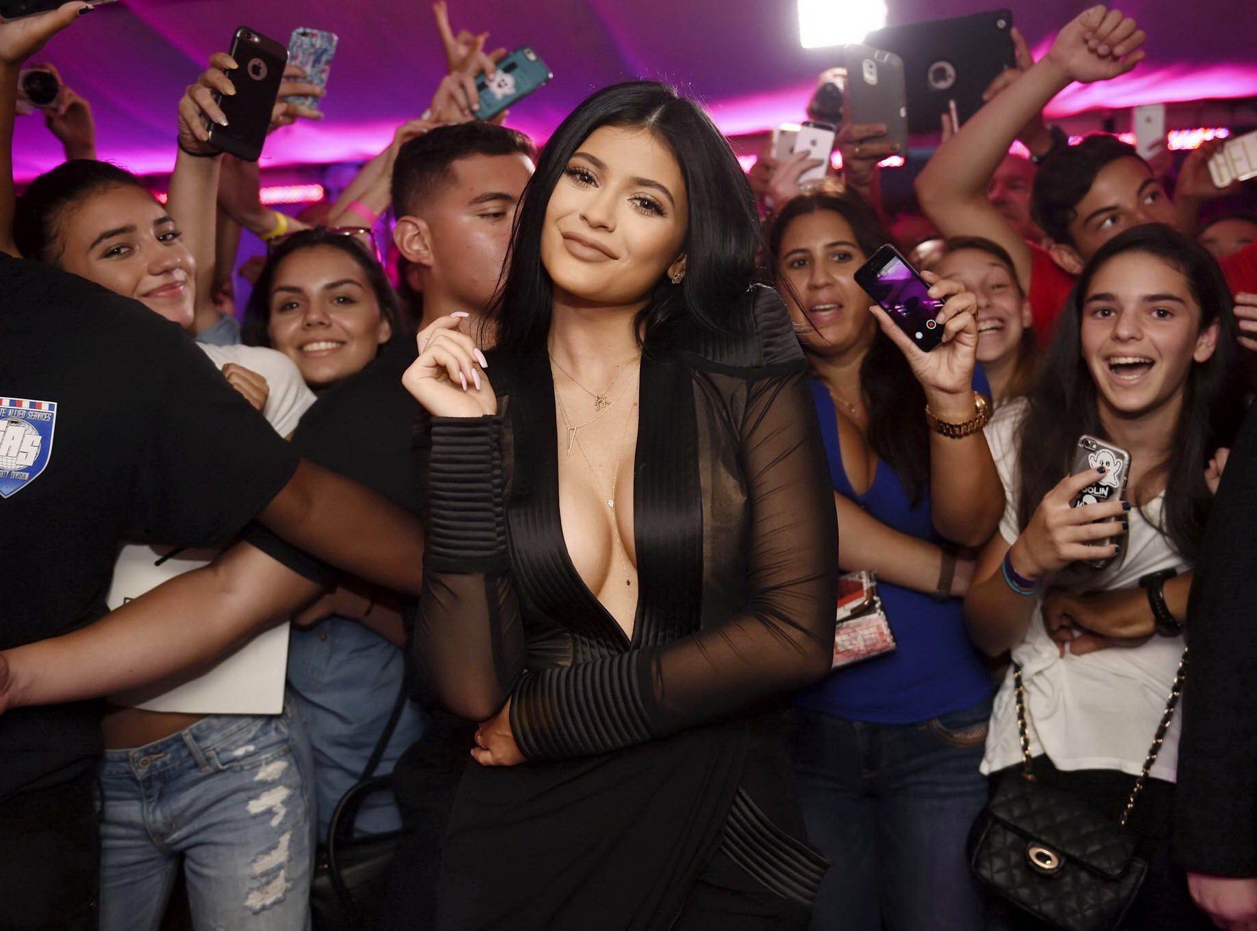 Kylie jenner mostrando enorme escote en la inauguración de sugar factory
 #75160616