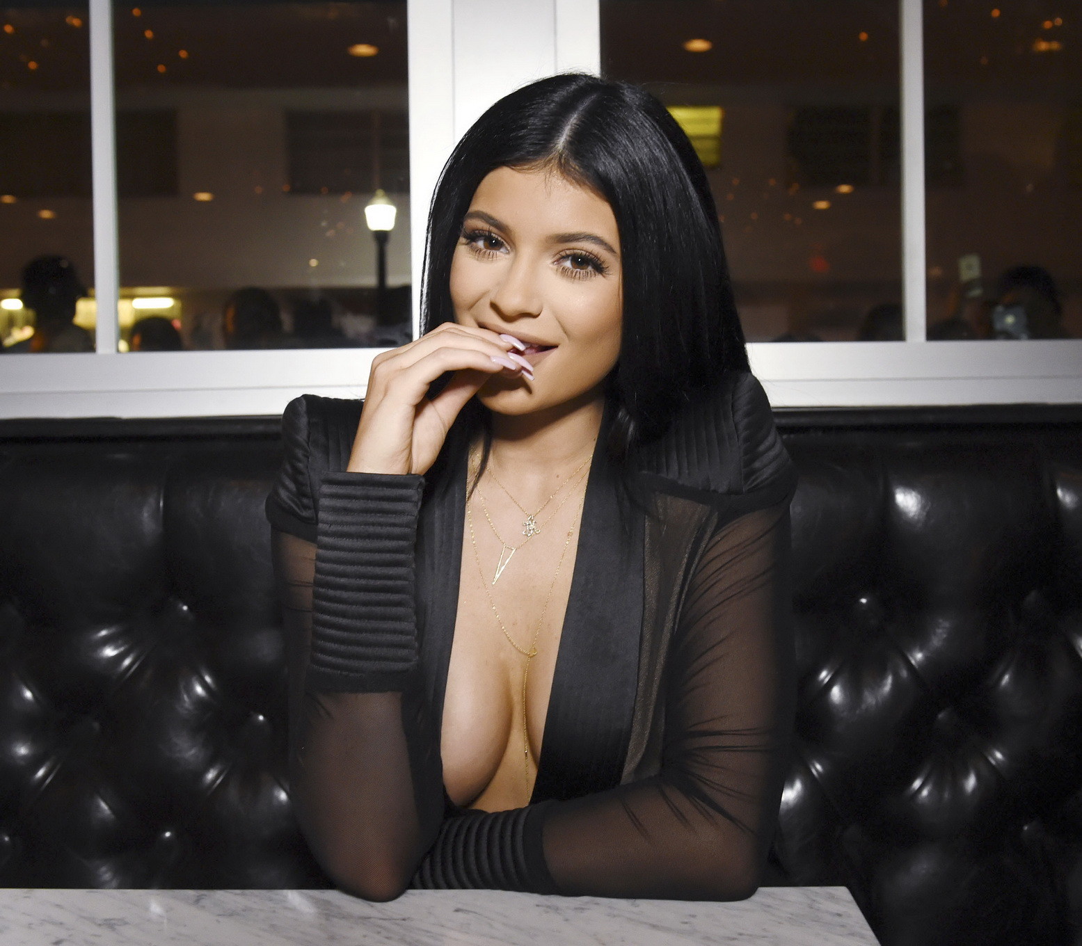 Kylie jenner zeigt riesiges Dekolleté bei der Eröffnung der Zuckerfabrik
 #75160641
