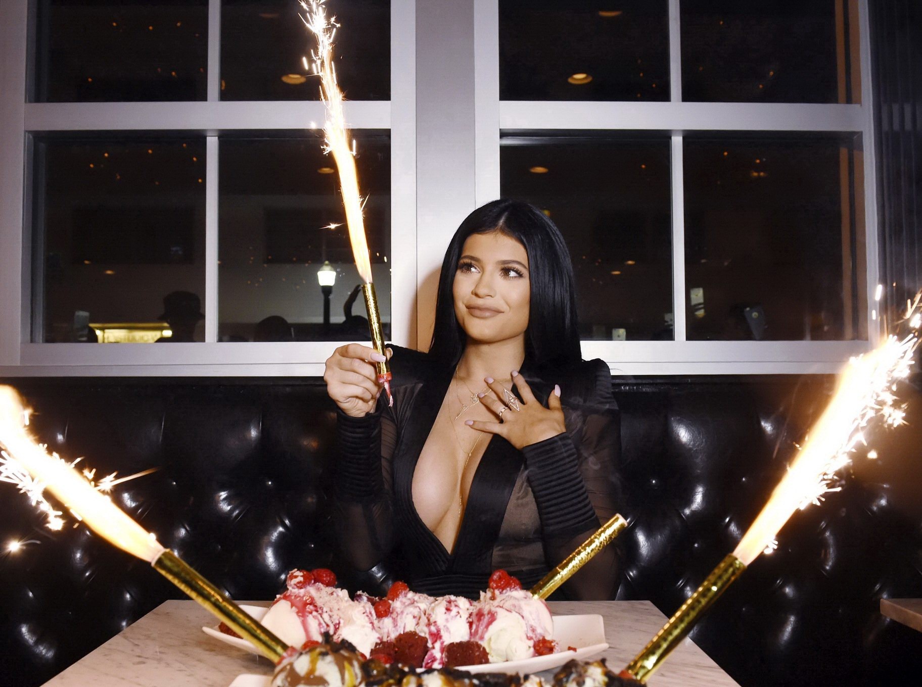 Kylie Jenner che mostra la scollatura enorme all'apertura della fabbrica di zucchero
 #75160648