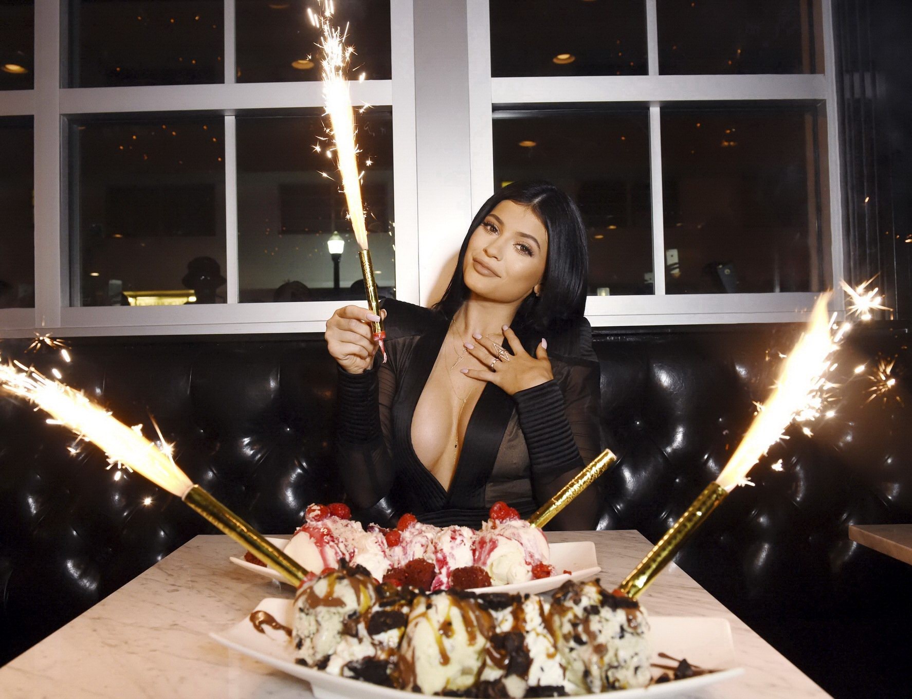 Kylie jenner zeigt riesiges Dekolleté bei der Eröffnung der Zuckerfabrik
 #75160652