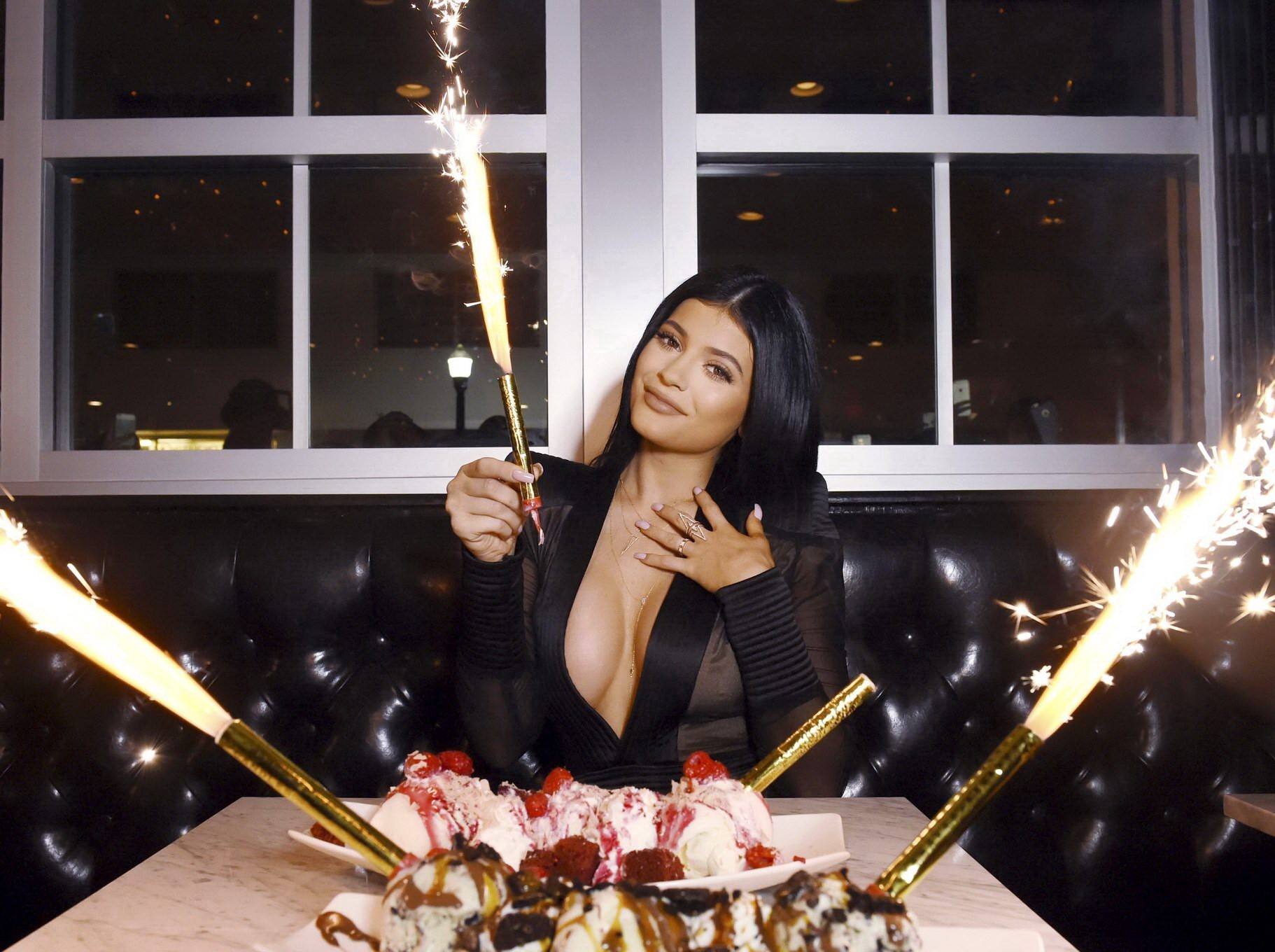 Kylie jenner zeigt riesiges Dekolleté bei der Eröffnung der Zuckerfabrik
 #75160656