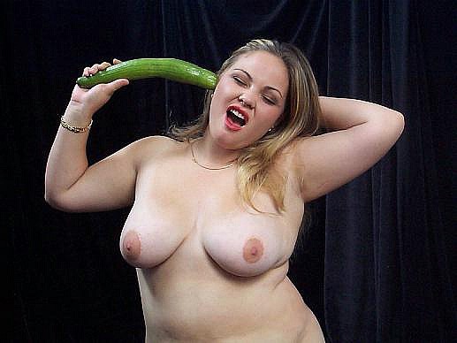 Younger plumper babe lick cucumber #75588888