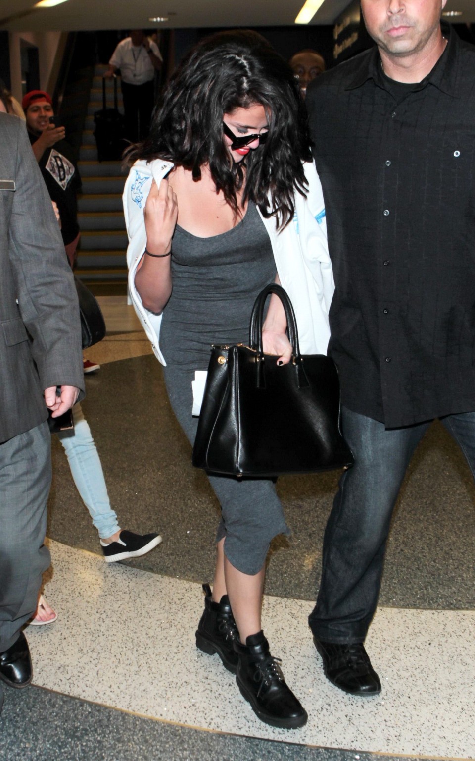 Selena Gomez vollbusig im tief ausgeschnittenen Kleid am Flughafen in Lax
 #75166573