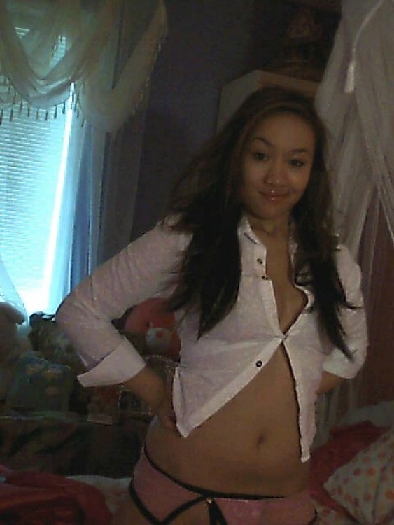 Asiatische Teenie-Nymphe genießt es, ihren süßen und saftigen Körper zu zeigen
 #69876453