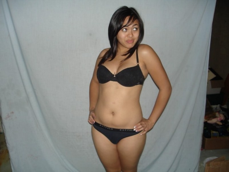Asiatische Teenie-Nymphe genießt es, ihren süßen und saftigen Körper zu zeigen
 #69876482