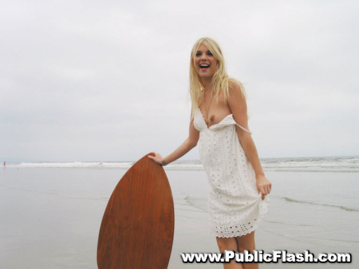 Blondes Strand-Babe zeigt ihre rosa Titten im Freien am öffentlichen Strand
 #78913963
