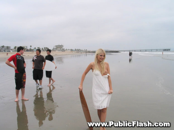 Blondes Strand-Babe zeigt ihre rosa Titten im Freien am öffentlichen Strand
 #78913970