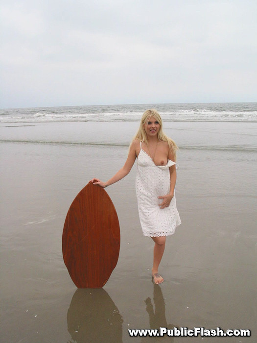 Blondes Strand-Babe zeigt ihre rosa Titten im Freien am öffentlichen Strand
 #78913976