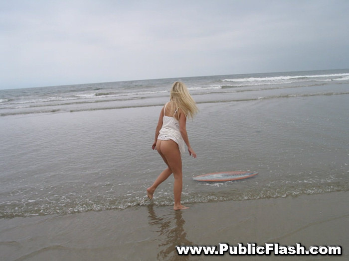 Blonde Beach Babe Flashes Pink Bits Outdoors On Public Beach #78913989