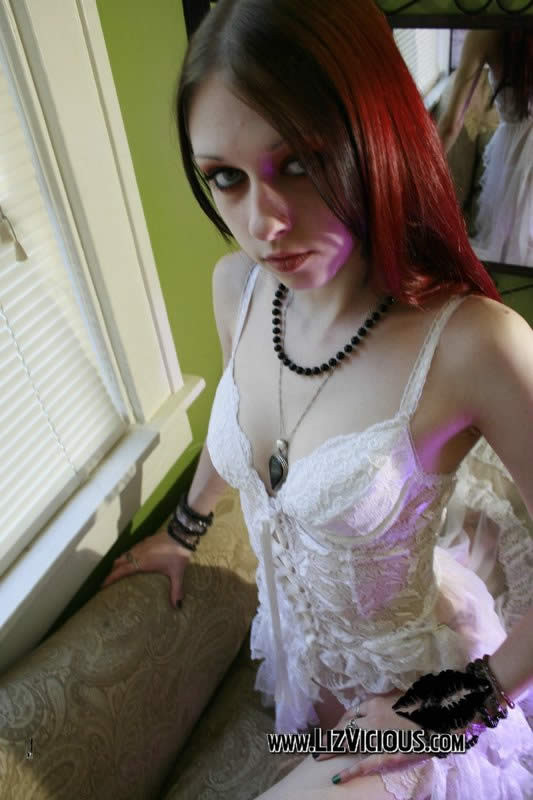 Redhead goth chick liz bösartig in weißer Spitze stripping
 #77187574