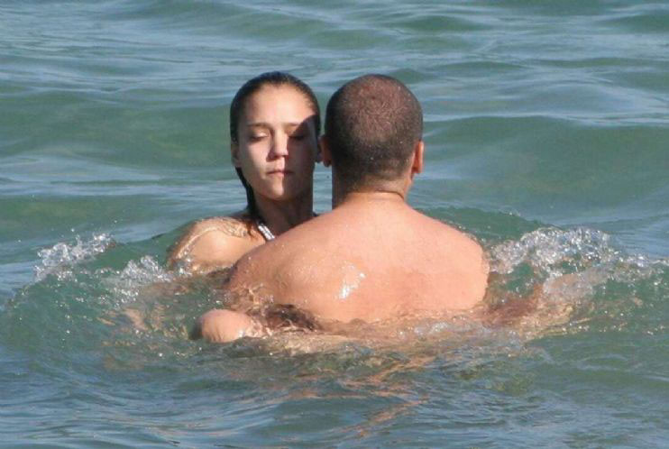 Jessica alba tiene sexo en el agua fotos paparazzi
 #75441844