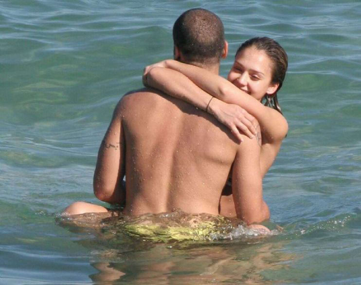 Jessica alba tiene sexo en el agua fotos paparazzi
 #75441872