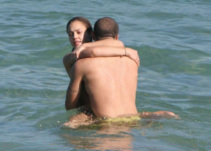 Jessica alba tiene sexo en el agua fotos paparazzi
 #75441891