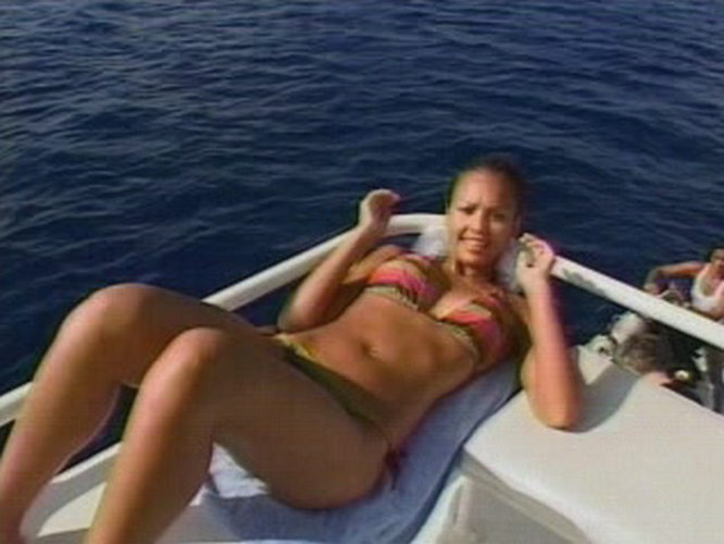 Jessica alba tiene sexo en el agua fotos paparazzi
 #75441940