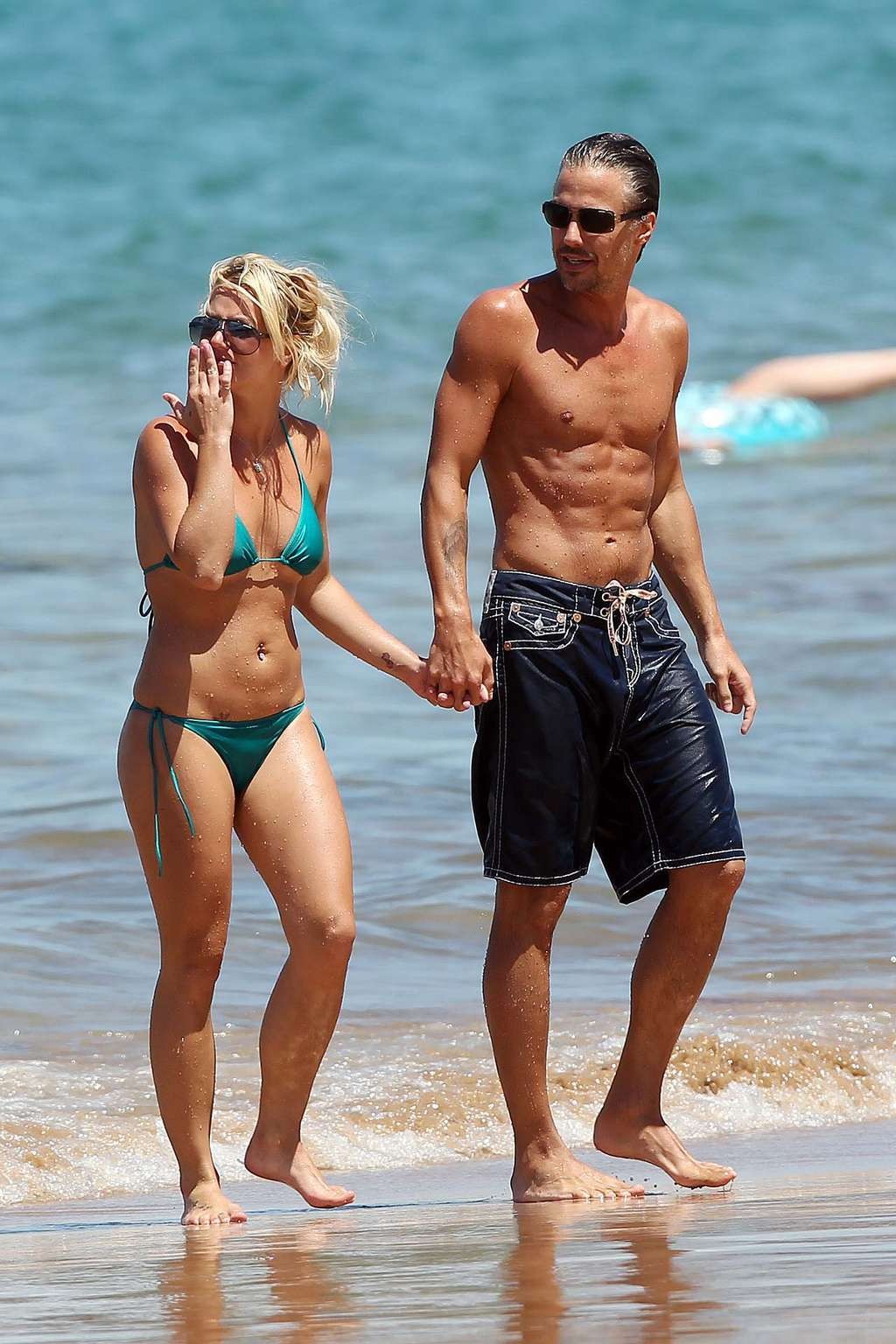 Britney spears en bikini vert sur la plage essayant de baiser avec son petit ami en wat
 #75335297