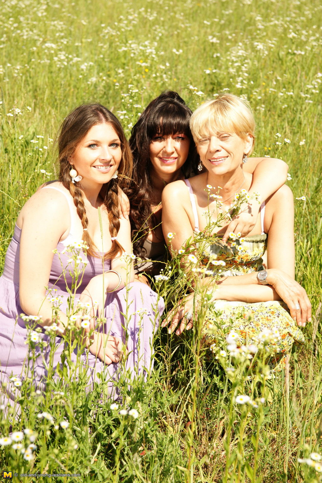 Tres viejas y jóvenes lesbianas divirtiéndose al sol
 #68608754