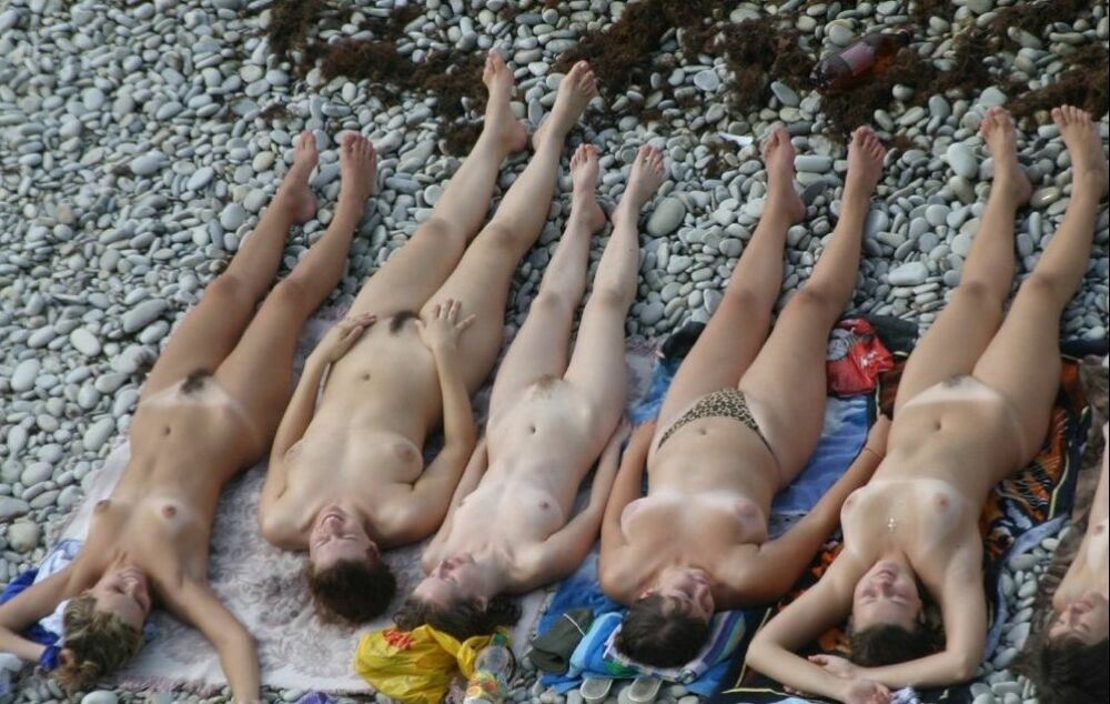 Des jeunes filles nues à la plage, en bikini et posant pour des photos 9
 #72243382