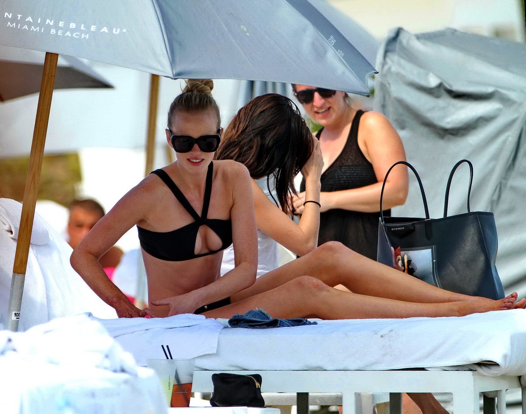 Anne vyalitsyna zeigt ihren Bikinikörper am Strand in Miami #75203891