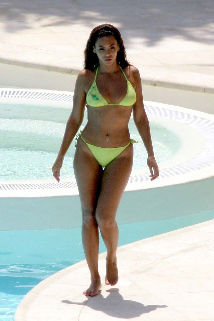 Beyonce knowles sexy en bikini amarillo y pezonera paparazzi fotos
 #75324382