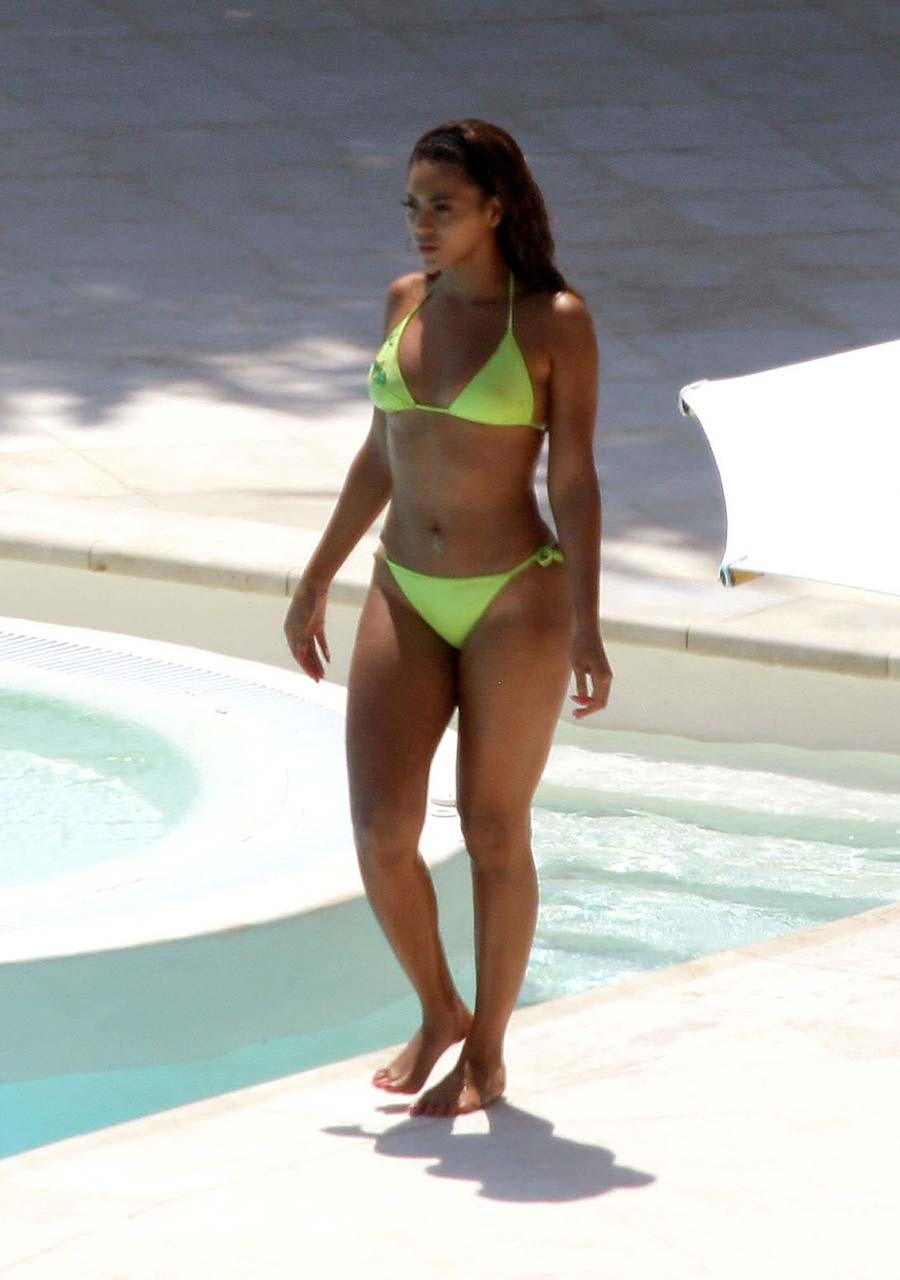 Beyonce Knowles sexy in gelbem Bikini und Nippelslip Paparazzi-Bilder
 #75324386