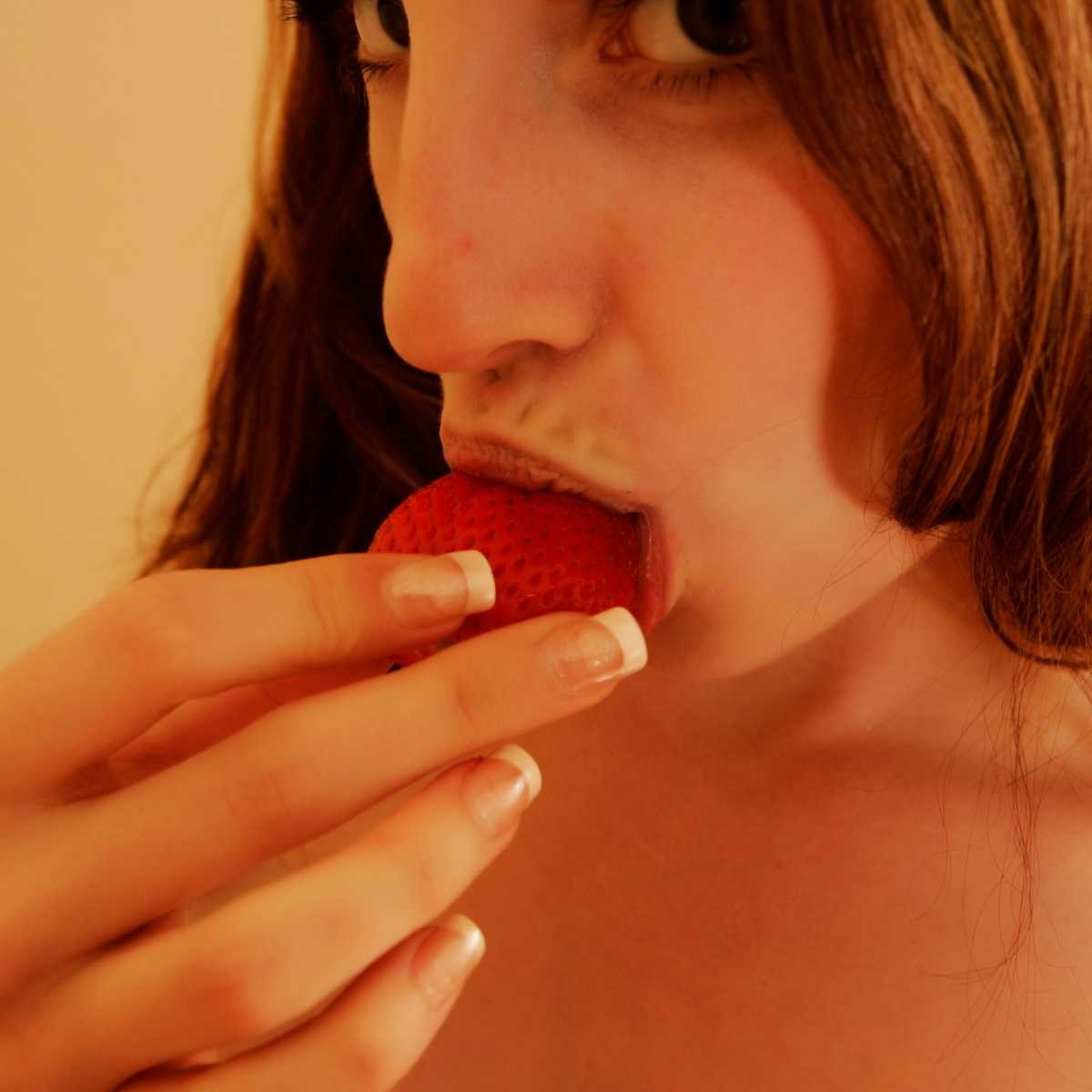 Tiny tabitha Erdbeere Bälle von gut Sie erhalten die Idee und diese heiße winzige teen wi
 #77140611
