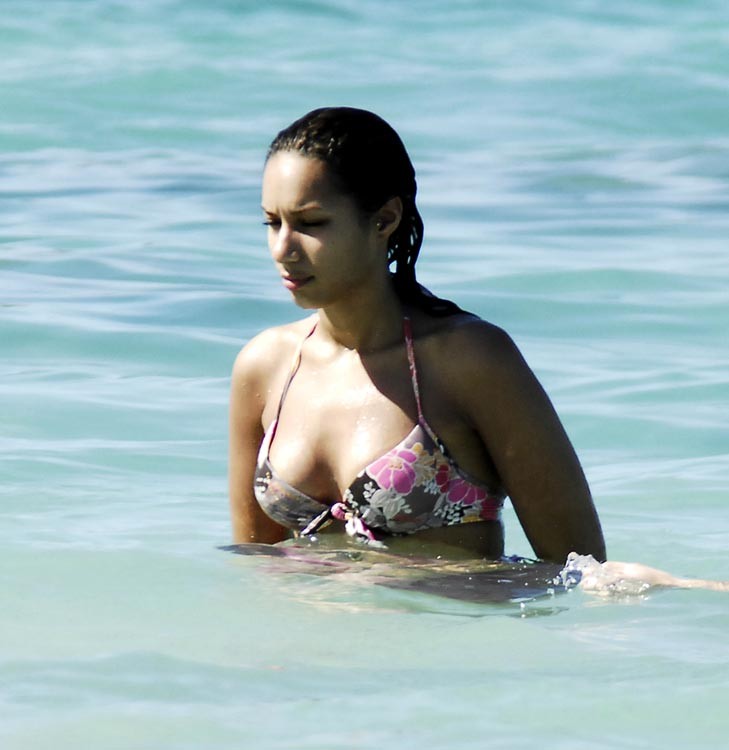 Leona lewis grande scissione in bikini bagnato sexy
 #75368435