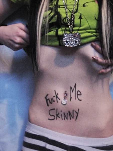 Chicas delgadas mostrando sus cuerpos anoréxicos
 #78732720