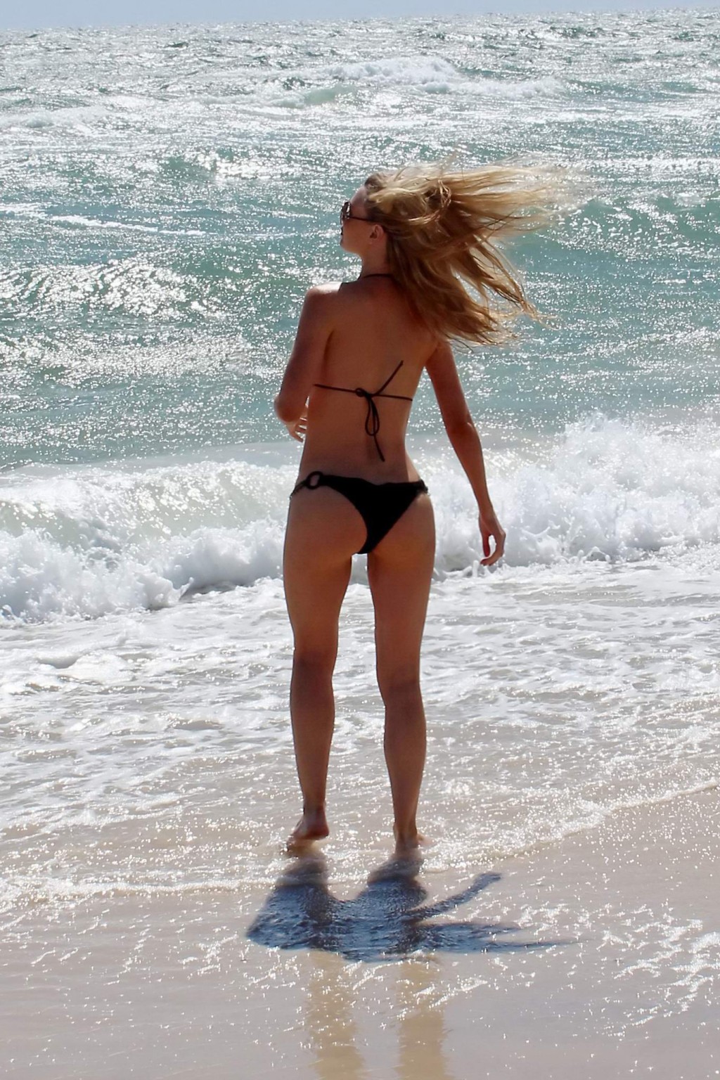 Sophie Turner zeigt ihren kurvigen Bikini-Body am Strand in Sydney
 #75242535
