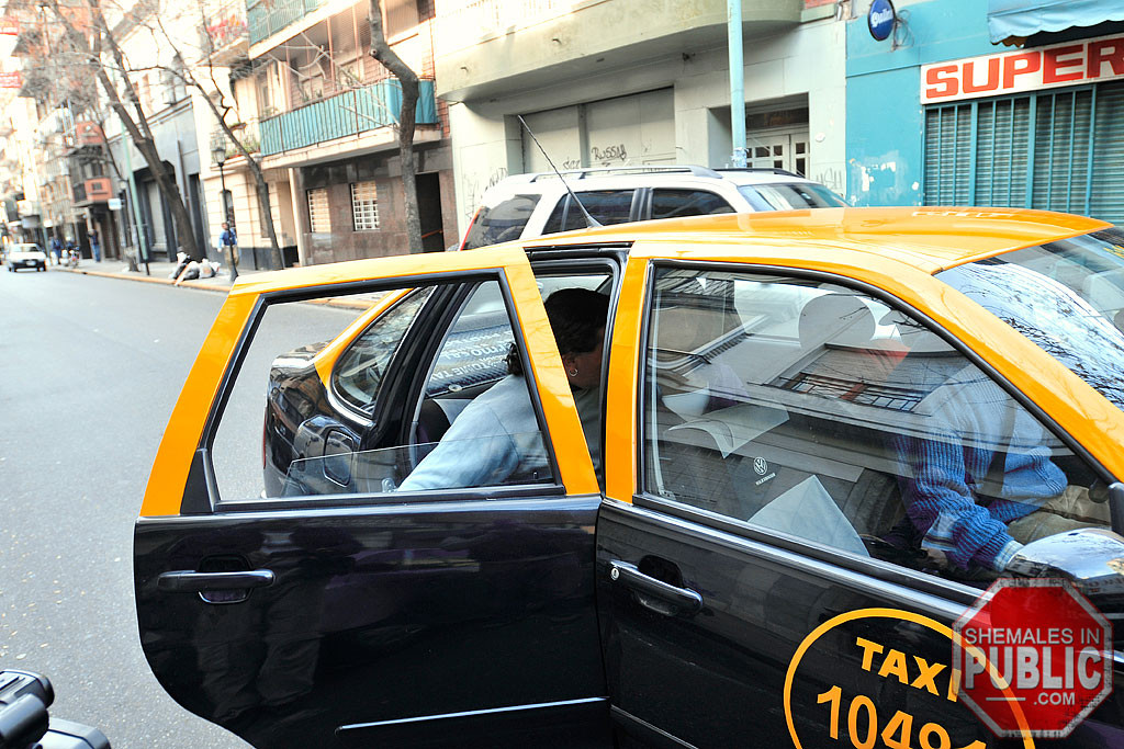 Inocente taxista se sorprende cuando su pasajero shemale chupa su compañero
 #77925625