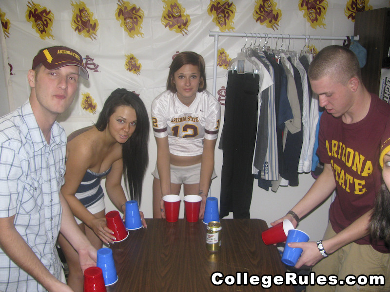 College-Party wird bald zu einer Hardcore-College-Orgie
 #74532871