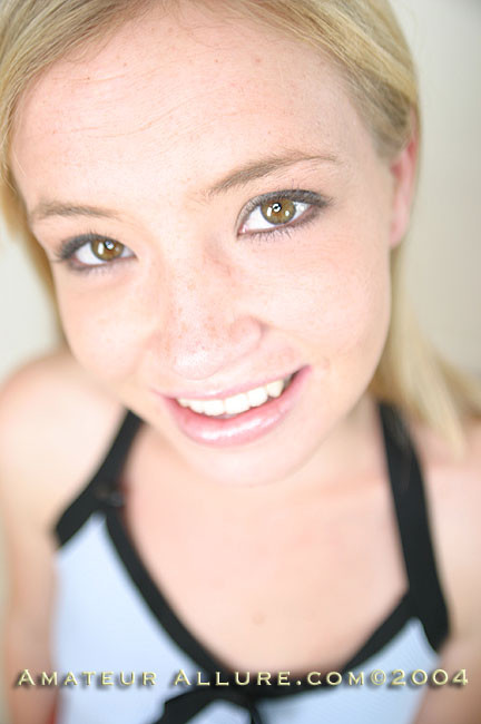 ティーンのジュリーがアイスキャンディーを吸って、クリームを食べる
 #76109992