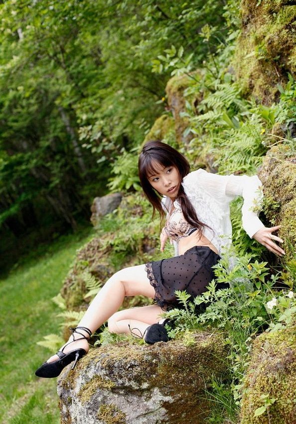 日本のアイドル、相田ゆあが屋外でおっぱいを見せてポーズをとる
 #69779229