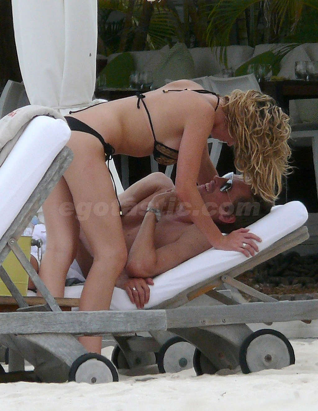 Abigail Clancy che espone il suo cazzo di corpo sexy in bikini nero
 #75350476