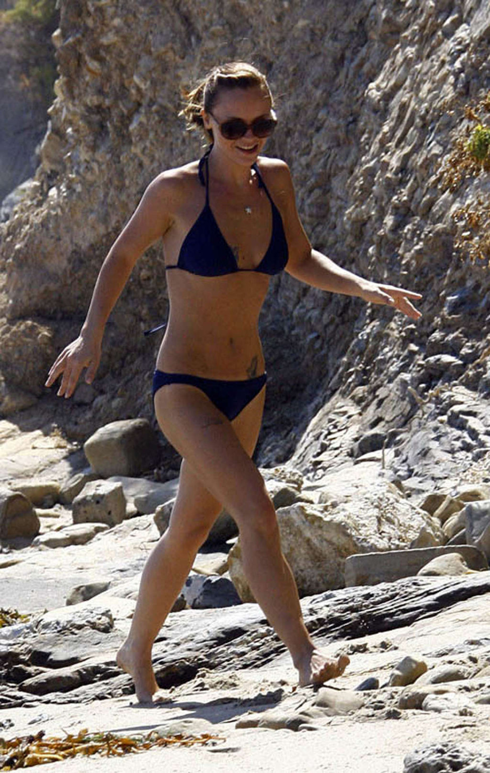 Christina ricci sieht sehr betrunken im Bikini mit einem Bier in einer Hand aus
 #75332575