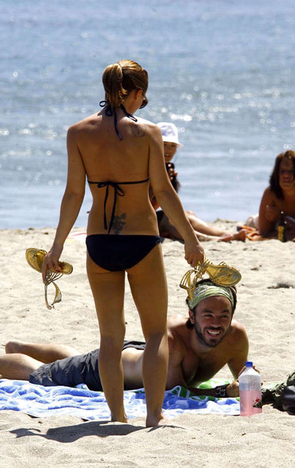 Christina ricci guardando molto ubriaco in bikini con una birra in una mano
 #75332579