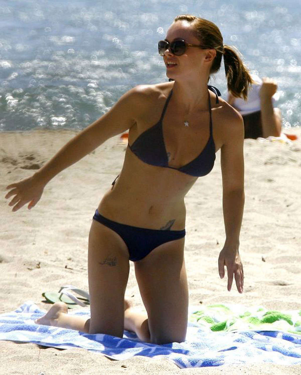 Christina ricci sieht sehr betrunken im Bikini mit einem Bier in einer Hand aus
 #75332604