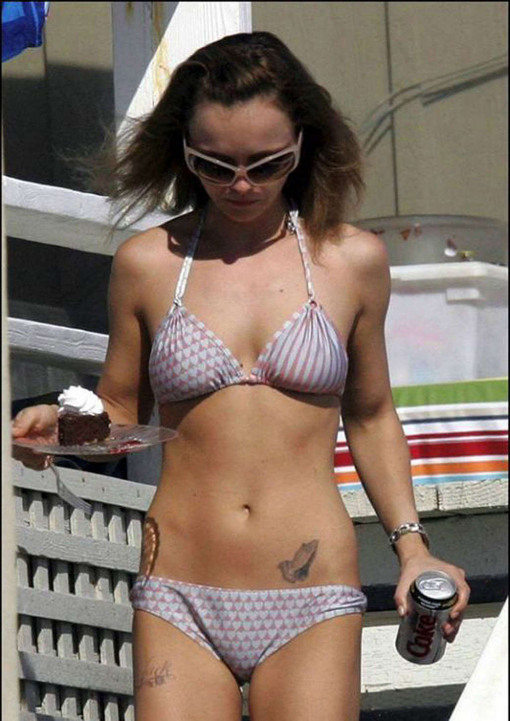 Christina ricci guardando molto ubriaco in bikini con una birra in una mano
 #75332606
