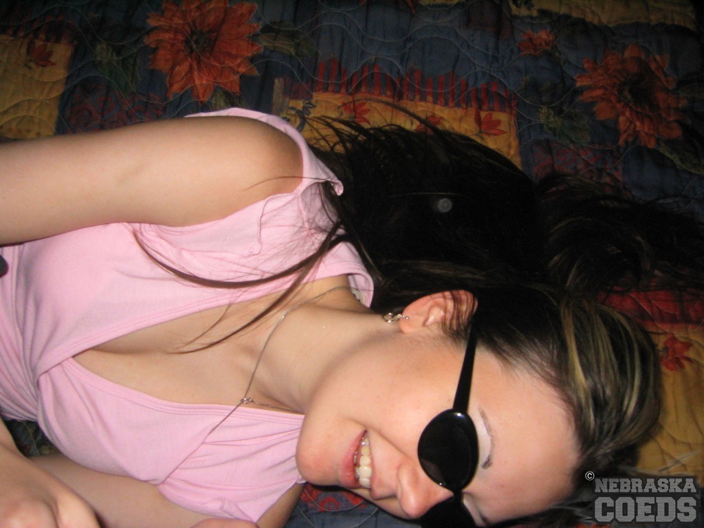 Une étudiante du Nebraska qui taille une pipe dans un motel pendant les vacances de printemps.
 #67446319