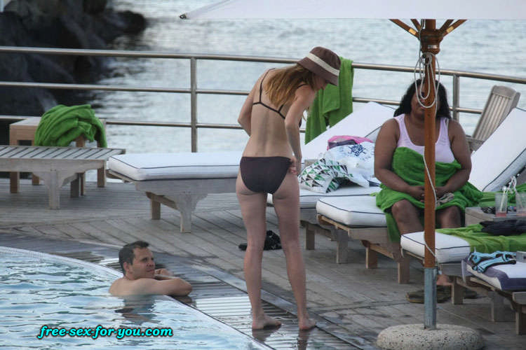 Hilary Swank mostra le tette in vedere attraverso il vestito e bikini in posa
 #75432257