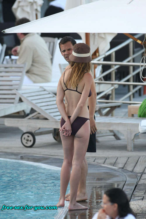 Hilary Swank zeigt ihre Titten im durchsichtigen Kleid und Bikini-Posing
 #75432268