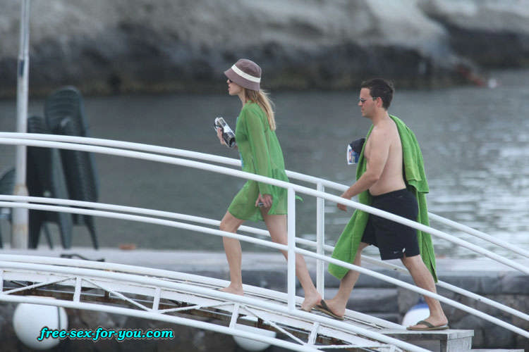 Hilary Swank mostra le tette in vedere attraverso il vestito e bikini in posa
 #75432295