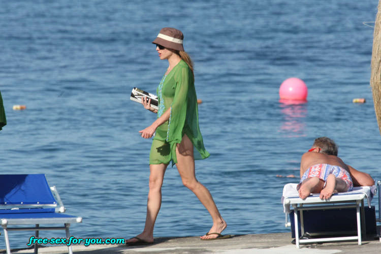 Hilary Swank mostra le tette in vedere attraverso il vestito e bikini in posa
 #75432302