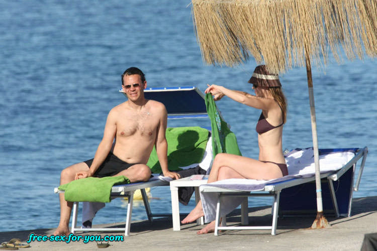 Hilary Swank mostra le tette in vedere attraverso il vestito e bikini in posa
 #75432307