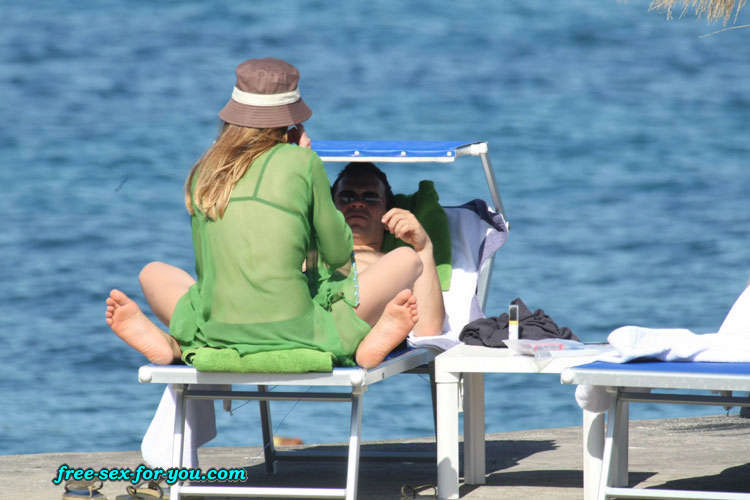 Hilary Swank mostra le tette in vedere attraverso il vestito e bikini in posa
 #75432310