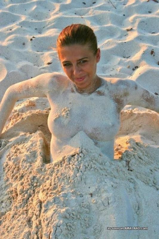 Compilation d'une jeune femme latino sexy posant seins nus sur une plage.
 #77030691
