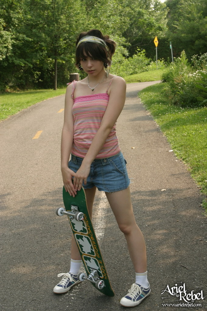 Skateboard teen Mädchen draußen
 #67574557