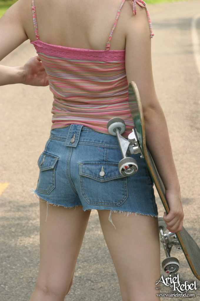 Skateboard teen Mädchen draußen
 #67574587