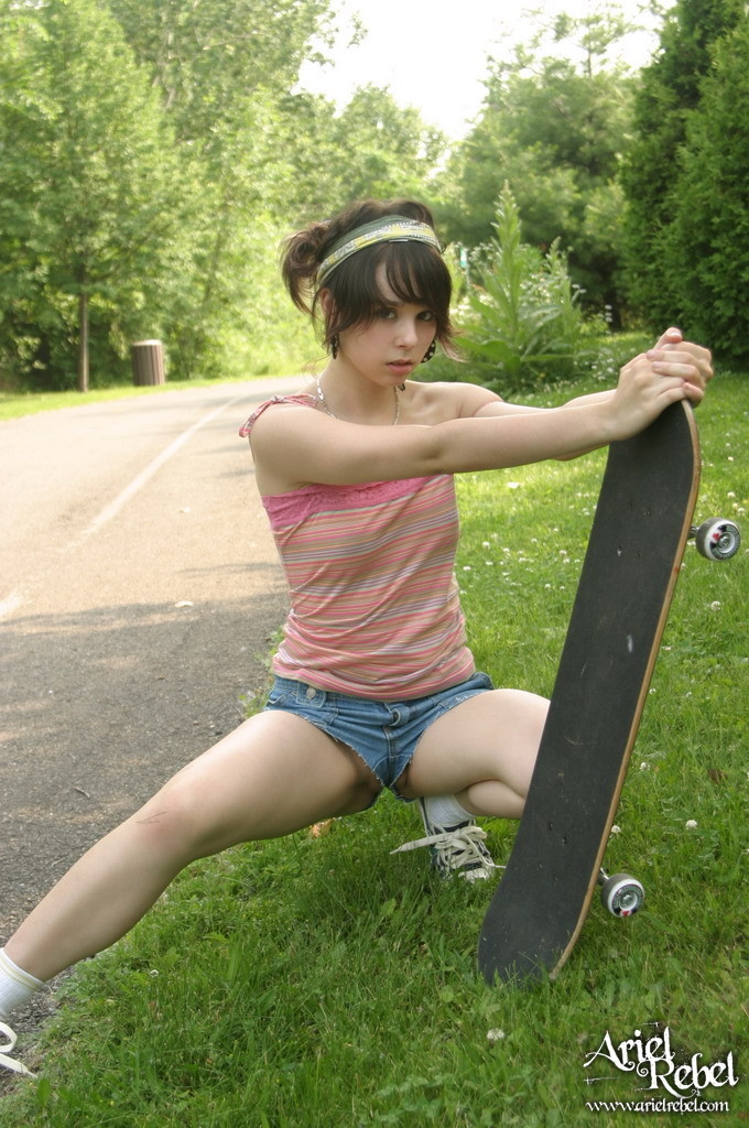 Skateboard teen Mädchen draußen
 #67574667